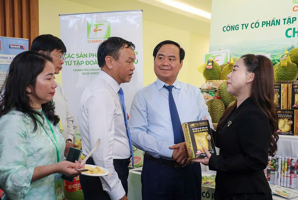 Đại biểu tham quan gian hàng trưng bày sản phẩm sầu riêng.